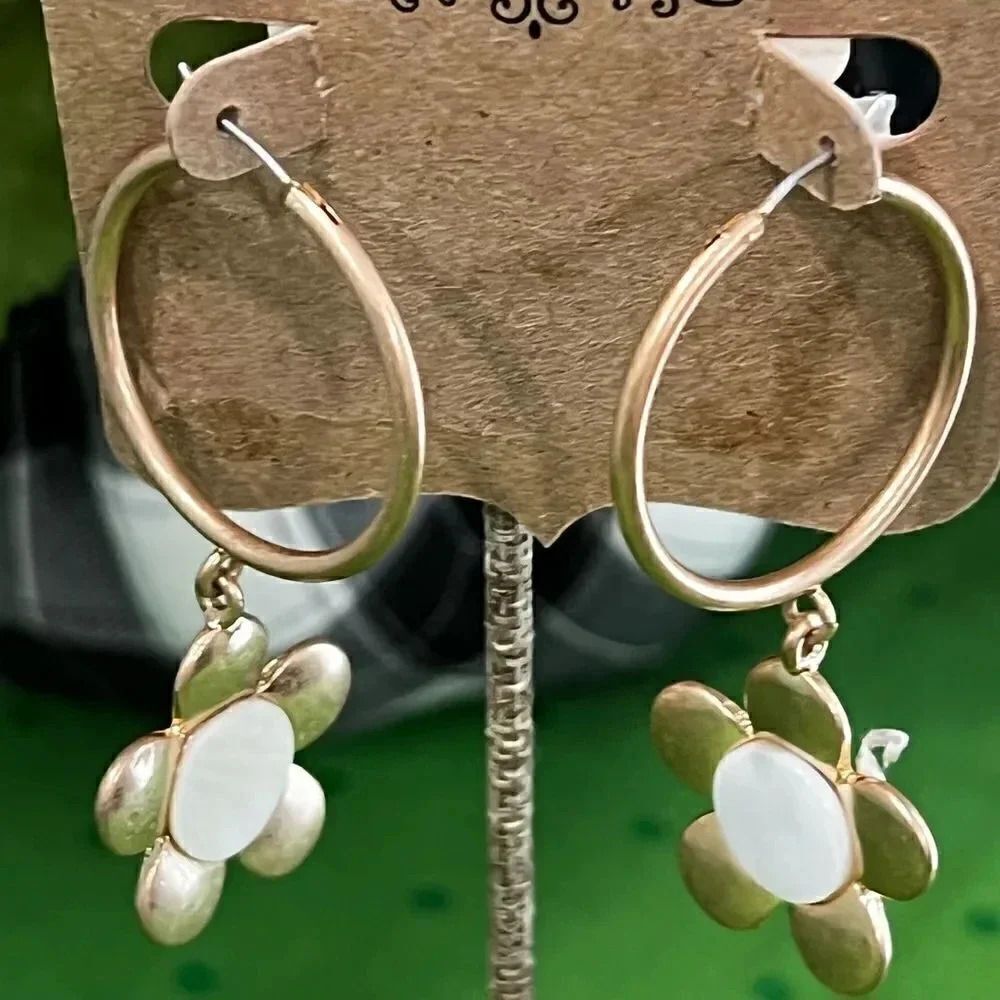 NWT Southern Living Gold Hoops with White & Gold Flower #J3